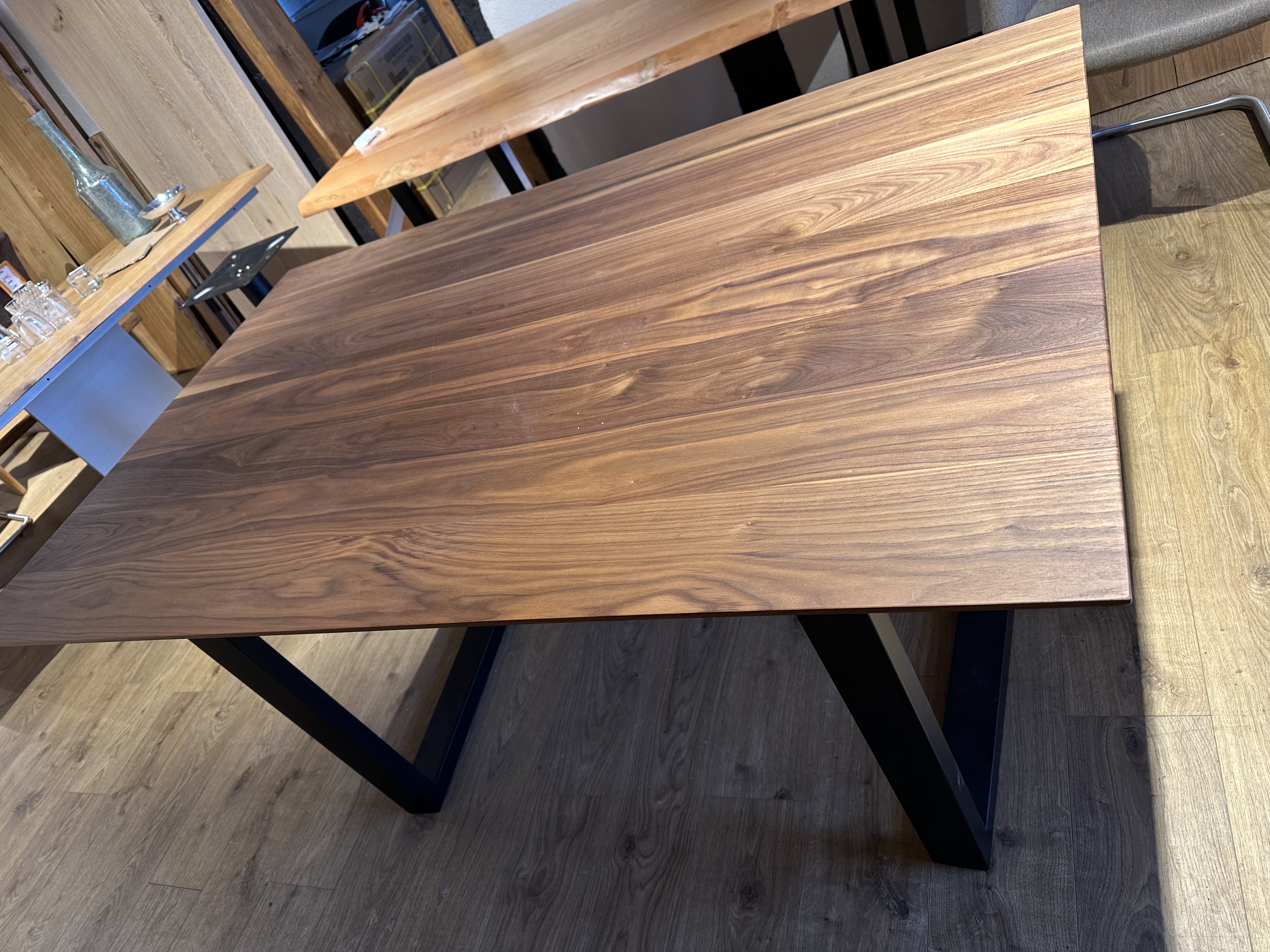 Nussbaum Massivholz-Tisch mit schweizer Kante